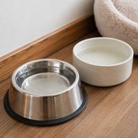 Bebedero de acero inoxidable y cuenco de cerámica para perros con agua limpia y fresca, una opción higiénica y segura que ayuda a prevenir bacterias y mejorar la salud y bienestar de las mascotas.