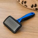 Cepillo quitapelos para perros con púas de acero inoxidable y mango ergonómico, ideal para eliminar pelo muerto, desenredar el pelaje y mantener un manto sano, brillante y sin nudos.