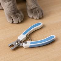 Cortaúñas para gatos de acero inoxidable con mango ergonómico y corte de precisión, ideal para recortar las uñas de forma segura, cómoda y sin dañar las patas del gato.