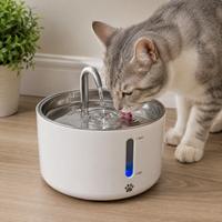 Fuente bebedero automática para gatos con agua filtrada en circulación, silenciosa y de gran capacidad, ideal para mantener a tu gato hidratado con agua fresca y limpia.