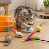 Juguetes interactivos para gatos con pelotas, ratón de felpa y plumas, ideales para estimular el instinto de caza, reducir el estrés y mantener al gato activo y entretenido.